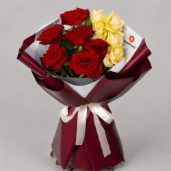 Букет из 11 красных и белых роз