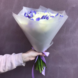 Букет из белых роз и синих ирисов