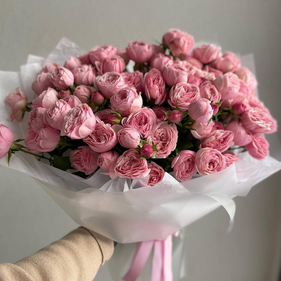 Розовые пионовидные розы