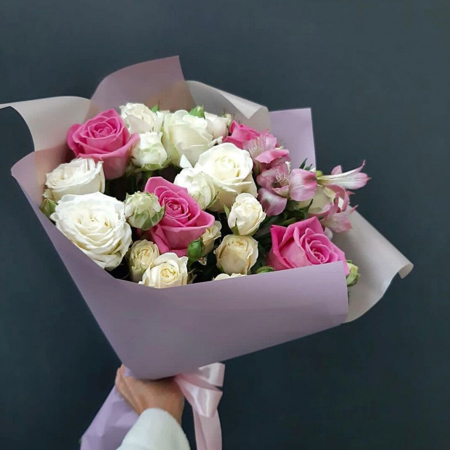 Букет из розовых роз и альстромерий - фото 2