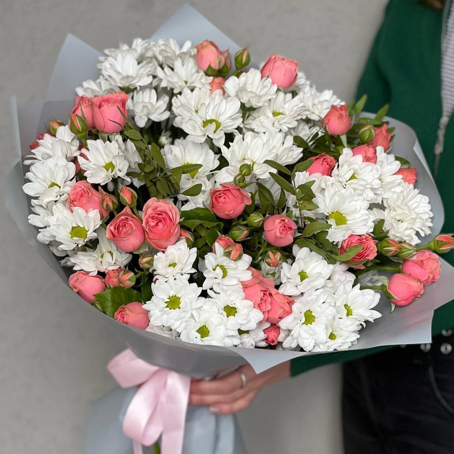 Букет из кустовых роз и хризантем - фото 3